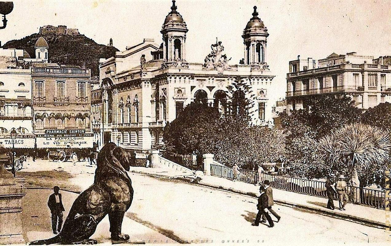 Oran - Place d'Armes - Theatre et Lion de l'Hotel de Ville.jpg